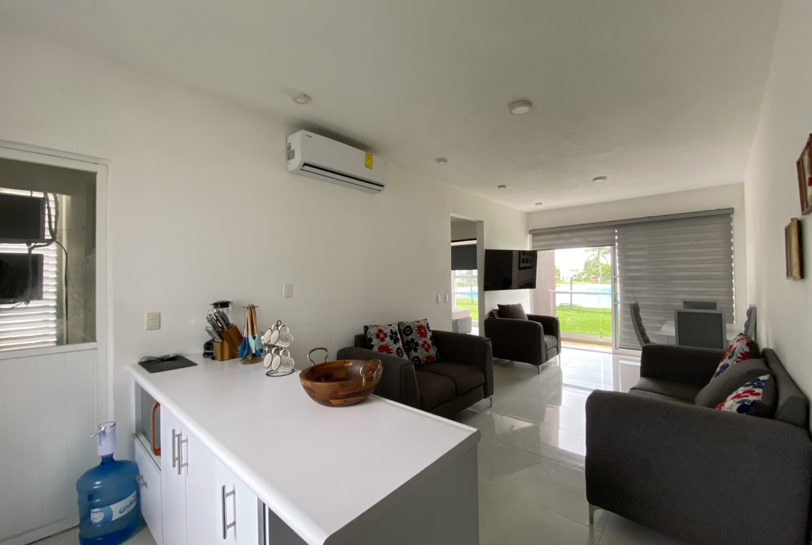 Cocina, sala y comedor de un departamento en Dream Lagoons Cancún. Departamento en venta