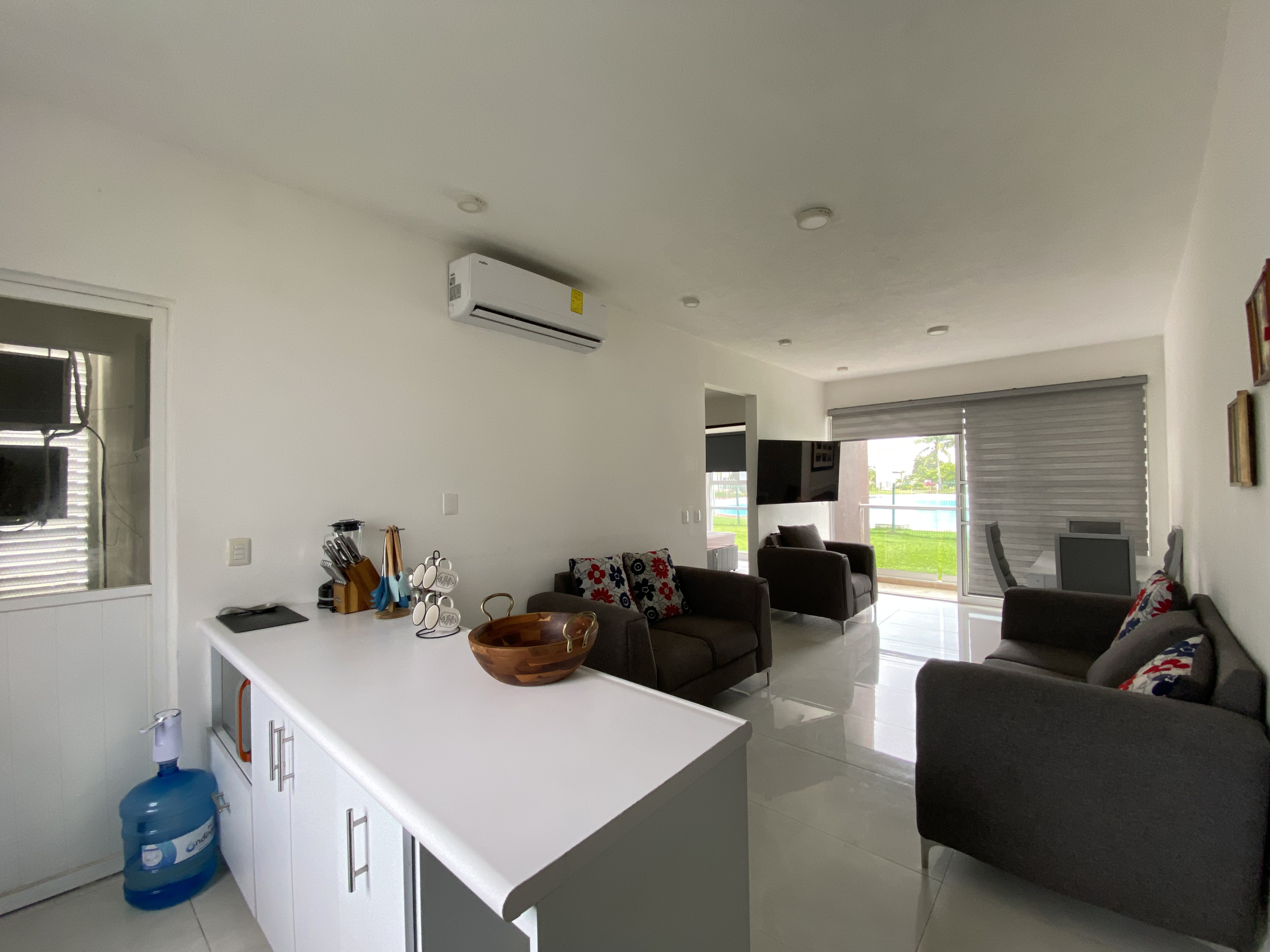 Cocina, sala y comedor de un departamento en Dream Lagoons Cancún. Departamento en venta