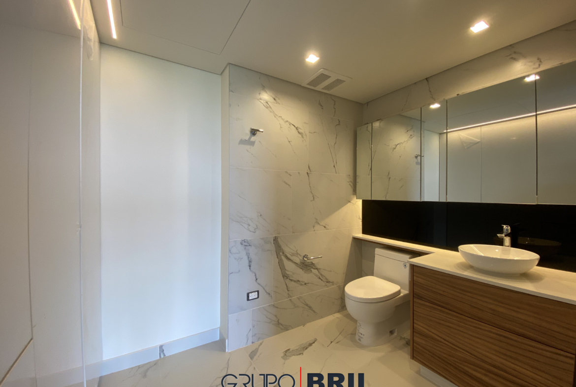 Baño de la recámara principal del departamento en venta en Woha Puerto Cancún