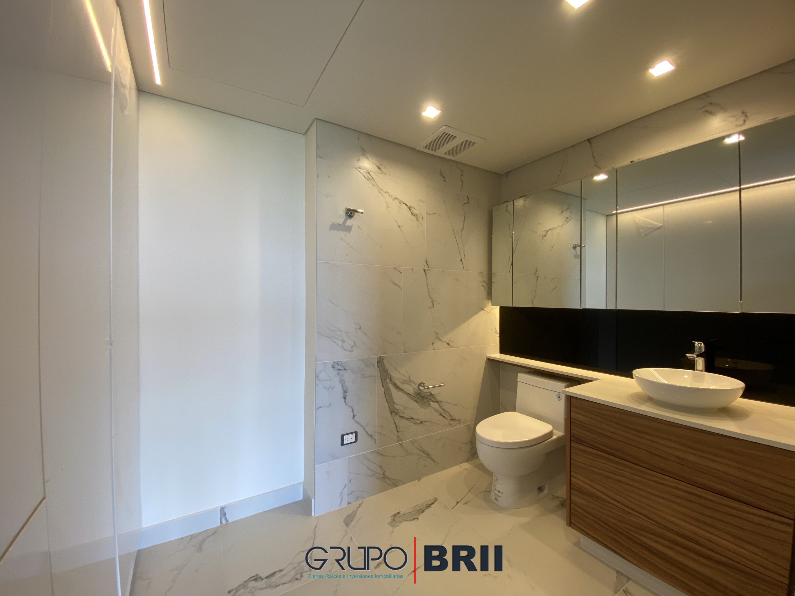 Baño de la recámara principal del departamento en venta en Woha Puerto Cancún