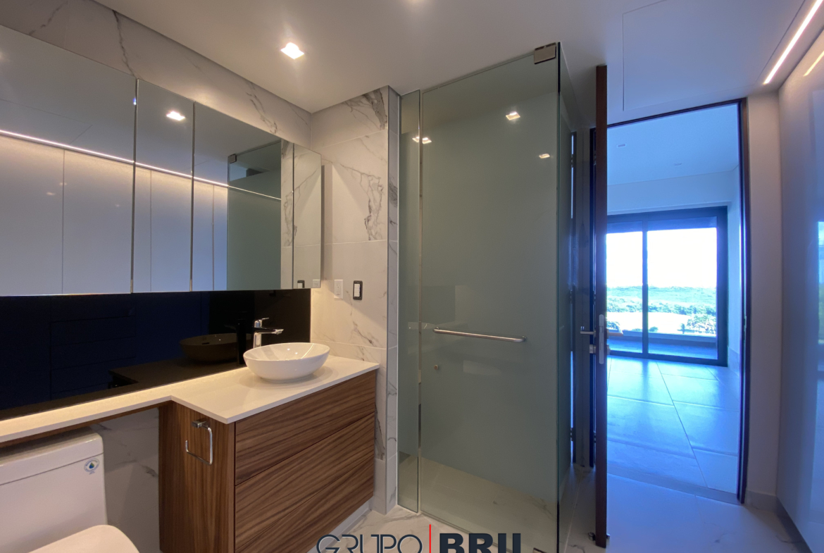 Baño de lujo de una recámara del departamento en venta en Woha Puerto Cancún
