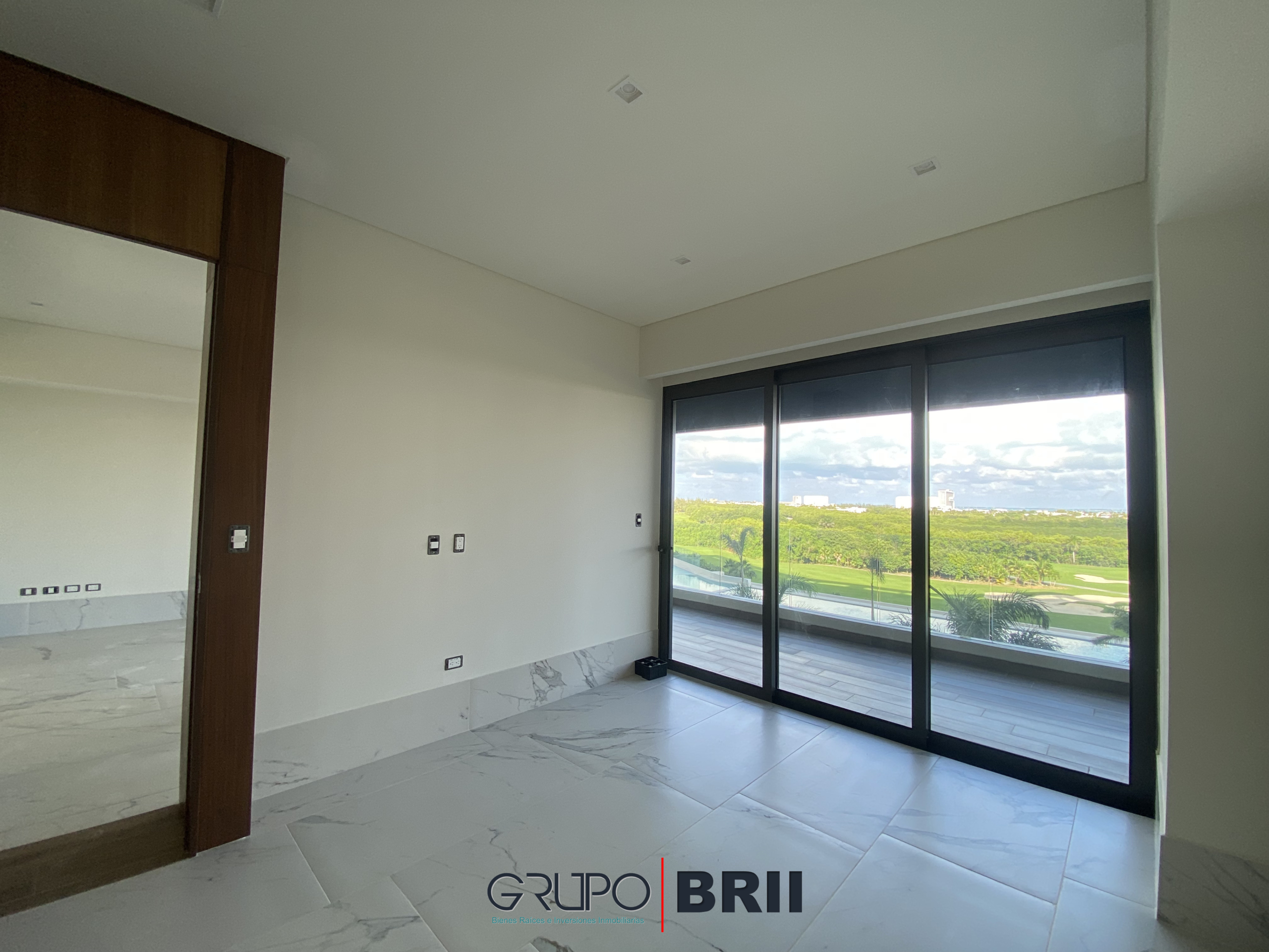 Recámara principal de un departamento en Woha Puerto Cancún