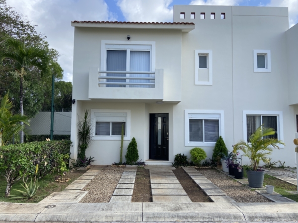 EN VENTA CASA EN CANCÚN. QUINTAS ALMENA. 3 RECÁMARAS. OPORTUNIDAD EN VENTA CANCÚN. OPORTUNIDAD DE INVERSIÓN. FACHADA PRINCIPAL DE LA CASA EN VENTA