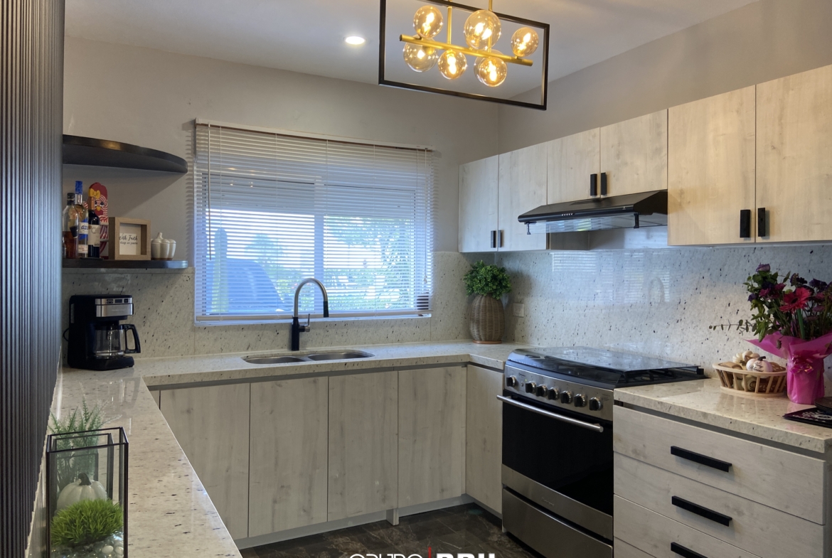 EN VENTA CASA EN CANCÚN. QUINTAS ALMENA. 3 RECÁMARAS. OPORTUNIDAD EN VENTA CANCÚN. OPORTUNIDAD DE INVERSIÓN. COCINA REMODELADA