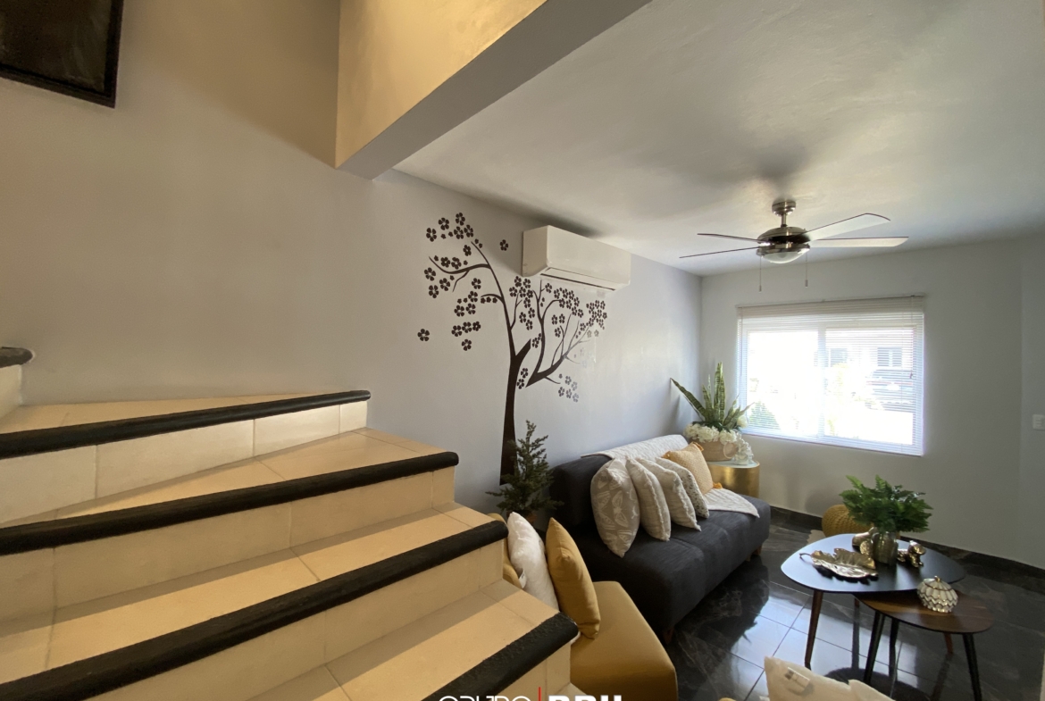 EN VENTA CASA EN CANCÚN. QUINTAS ALMENA. 3 RECÁMARAS. OPORTUNIDAD EN VENTA CANCÚN. OPORTUNIDAD DE INVERSIÓN. ESCALERAS PARA ACCESO A SEGUNDO NIVEL