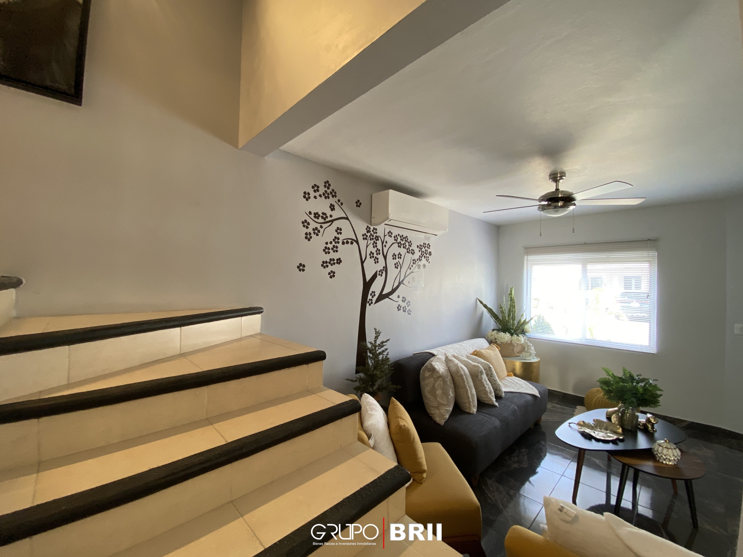 EN VENTA CASA EN CANCÚN. QUINTAS ALMENA. 3 RECÁMARAS. OPORTUNIDAD EN VENTA CANCÚN. OPORTUNIDAD DE INVERSIÓN. ESCALERAS PARA ACCESO A SEGUNDO NIVEL