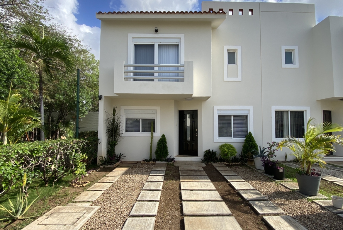 EN VENTA CASA EN CANCÚN. QUINTAS ALMENA. 3 RECÁMARAS. OPORTUNIDAD EN VENTA CANCÚN. OPORTUNIDAD DE INVERSIÓN. FACHADA DE CASA EN VENTA