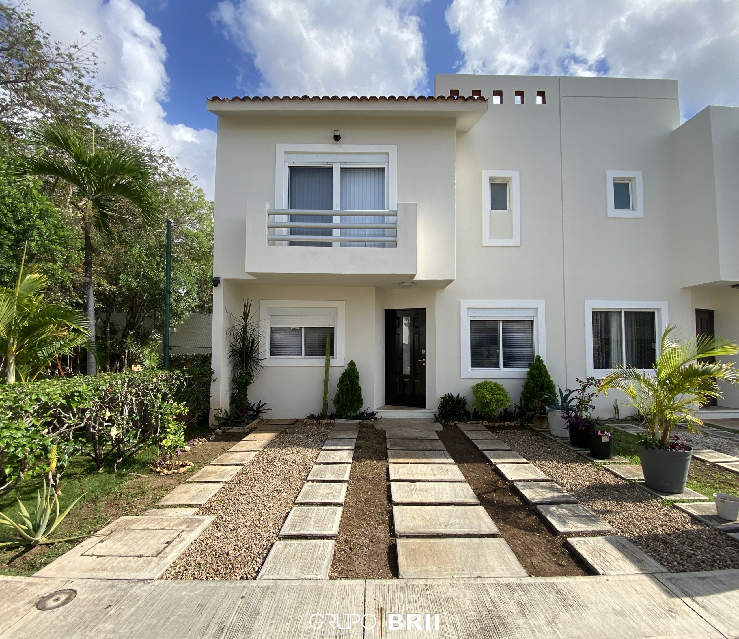 EN VENTA CASA EN CANCÚN. QUINTAS ALMENA. 3 RECÁMARAS. OPORTUNIDAD EN VENTA CANCÚN. OPORTUNIDAD DE INVERSIÓN. FACHADA DE CASA EN VENTA
