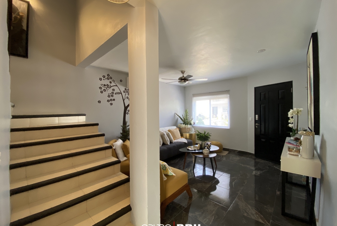 EN VENTA CASA EN CANCÚN. QUINTAS ALMENA. 3 RECÁMARAS. OPORTUNIDAD EN VENTA CANCÚN. OPORTUNIDAD DE INVERSIÓN. ESCALERAS Y SALA DE LA CASA EN VENTA