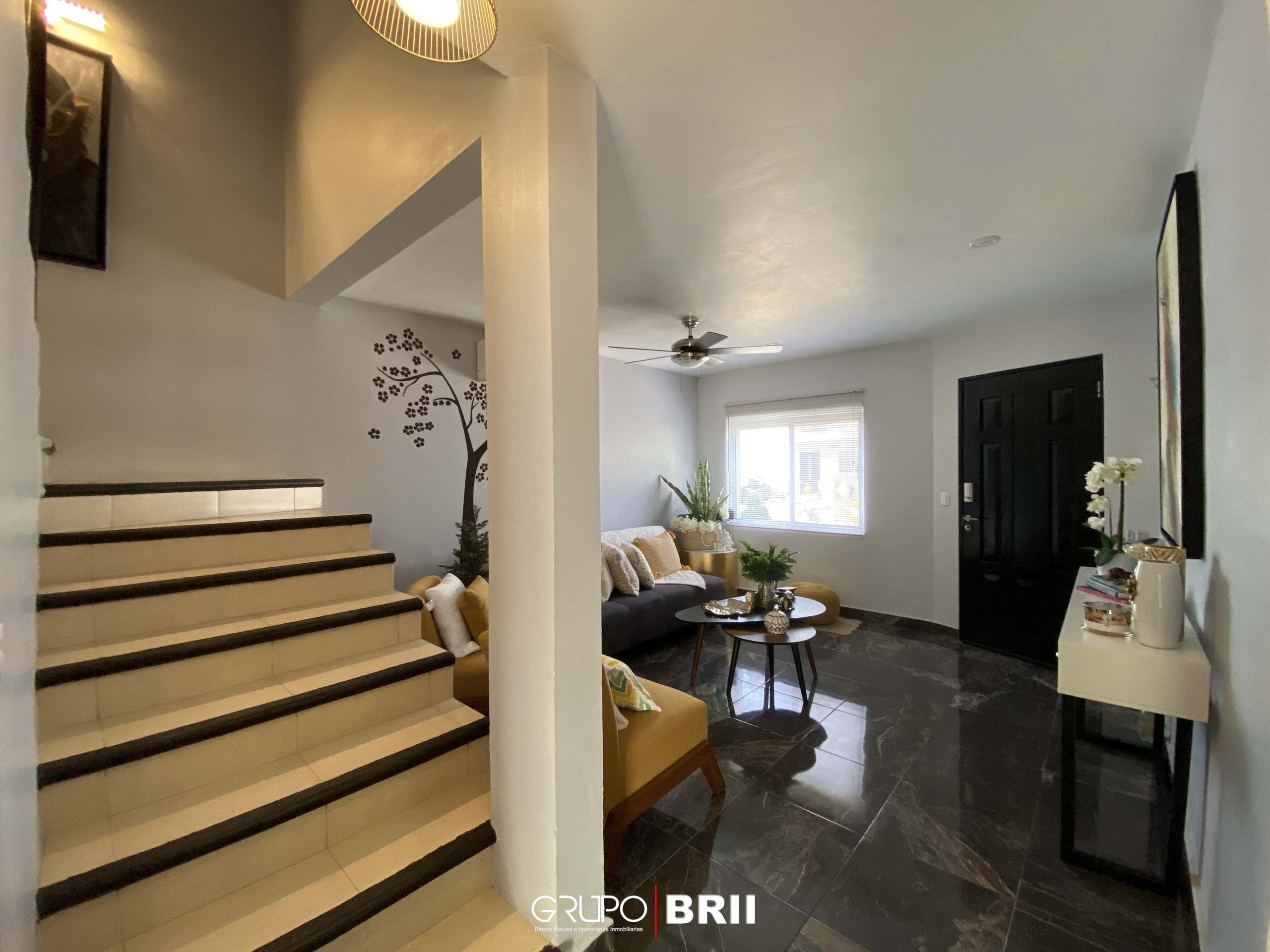 EN VENTA CASA EN CANCÚN. QUINTAS ALMENA. 3 RECÁMARAS. OPORTUNIDAD EN VENTA CANCÚN. OPORTUNIDAD DE INVERSIÓN. ESCALERAS Y SALA DE LA CASA EN VENTA