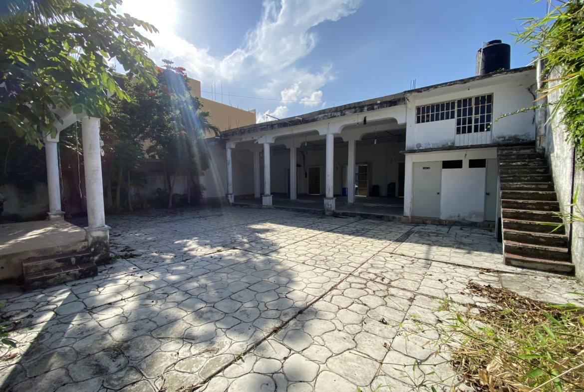 PROPIEDAD COMERCIAL EN VENTA EN CANCÚN. IDEAL PARA ENCIERRO