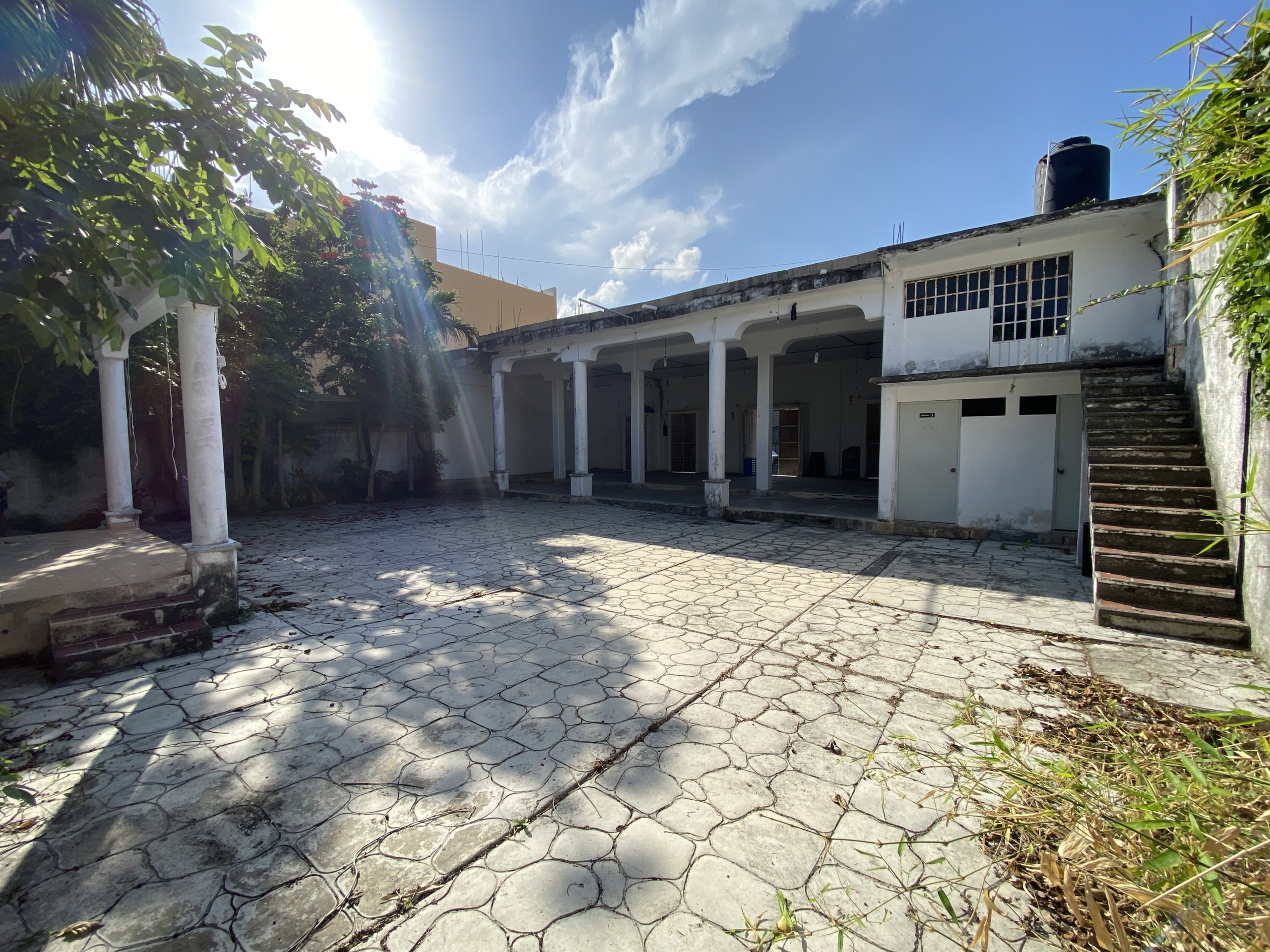 PROPIEDAD COMERCIAL EN VENTA EN CANCÚN. IDEAL PARA ENCIERRO