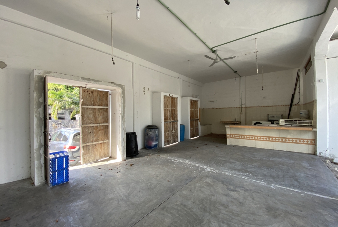 PROPIEDAD COMERCIAL EN VENTA EN CANCÚN. VISTA INTERIOR ACCESO