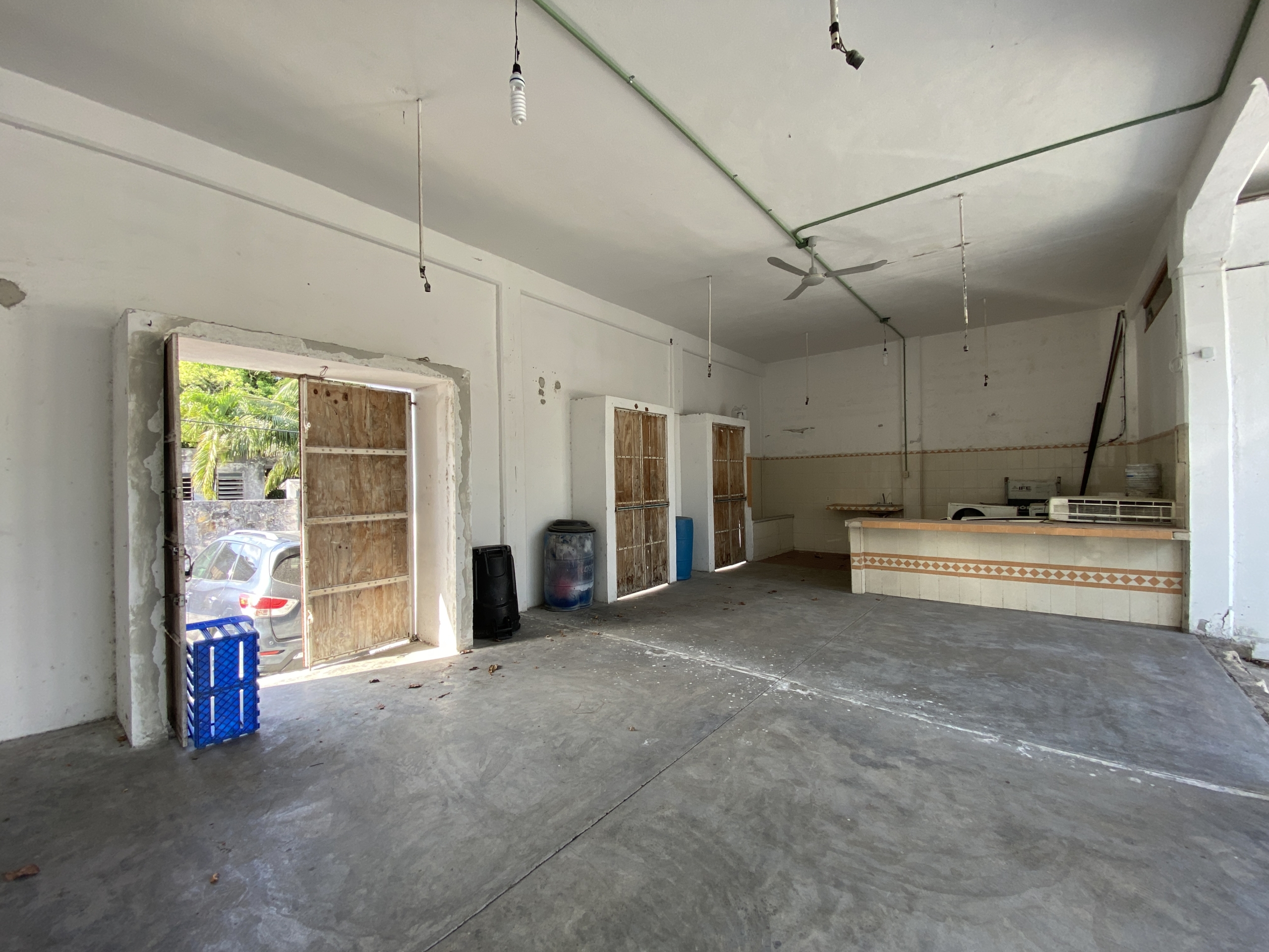 PROPIEDAD COMERCIAL EN VENTA EN CANCÚN. VISTA INTERIOR ACCESO