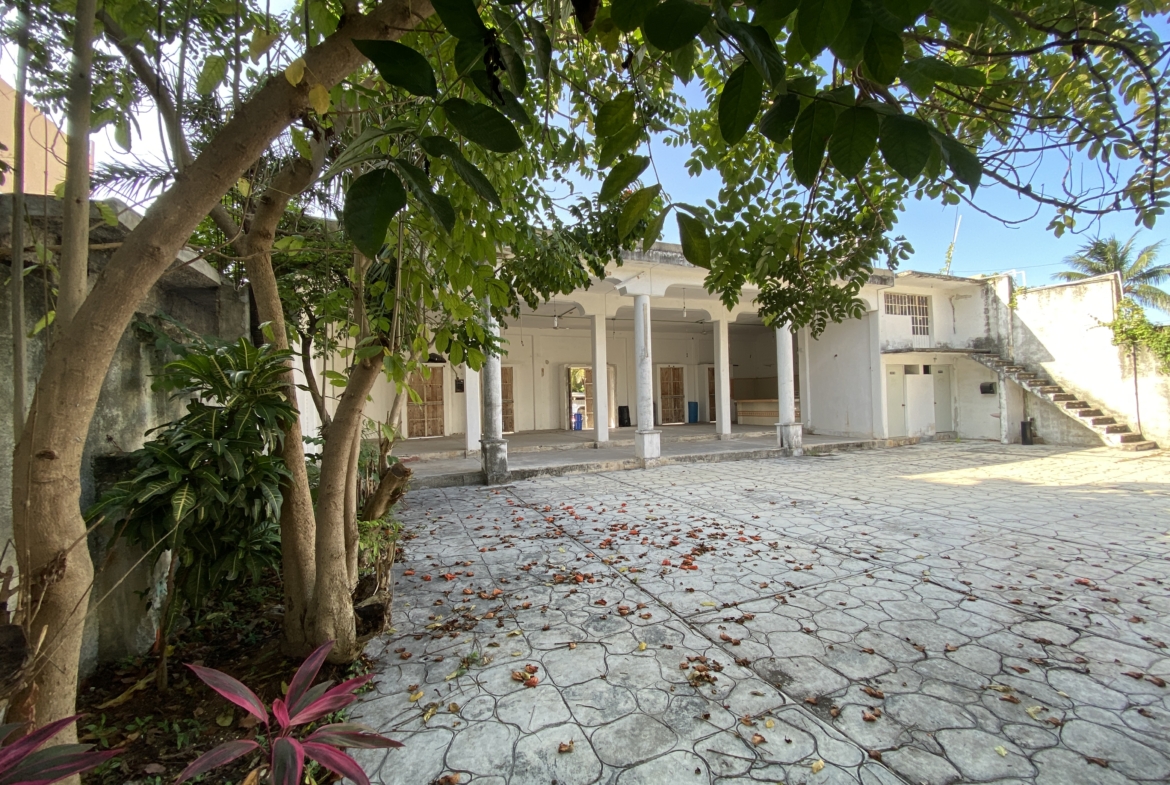 PROPIEDAD COMERCIAL EN VENTA EN CANCÚN. IDEAL PARA TALLER O SALON DE EVENTOS