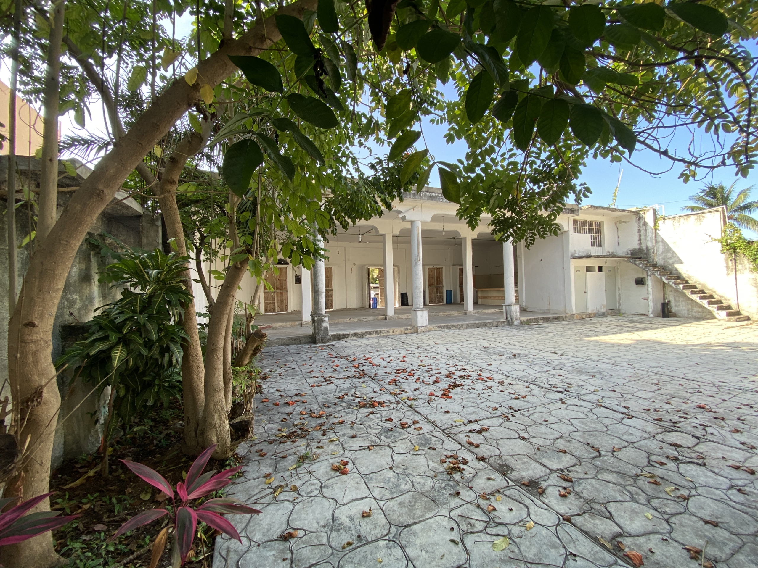 PROPIEDAD COMERCIAL EN VENTA EN CANCÚN. IDEAL PARA TALLER O SALON DE EVENTOS