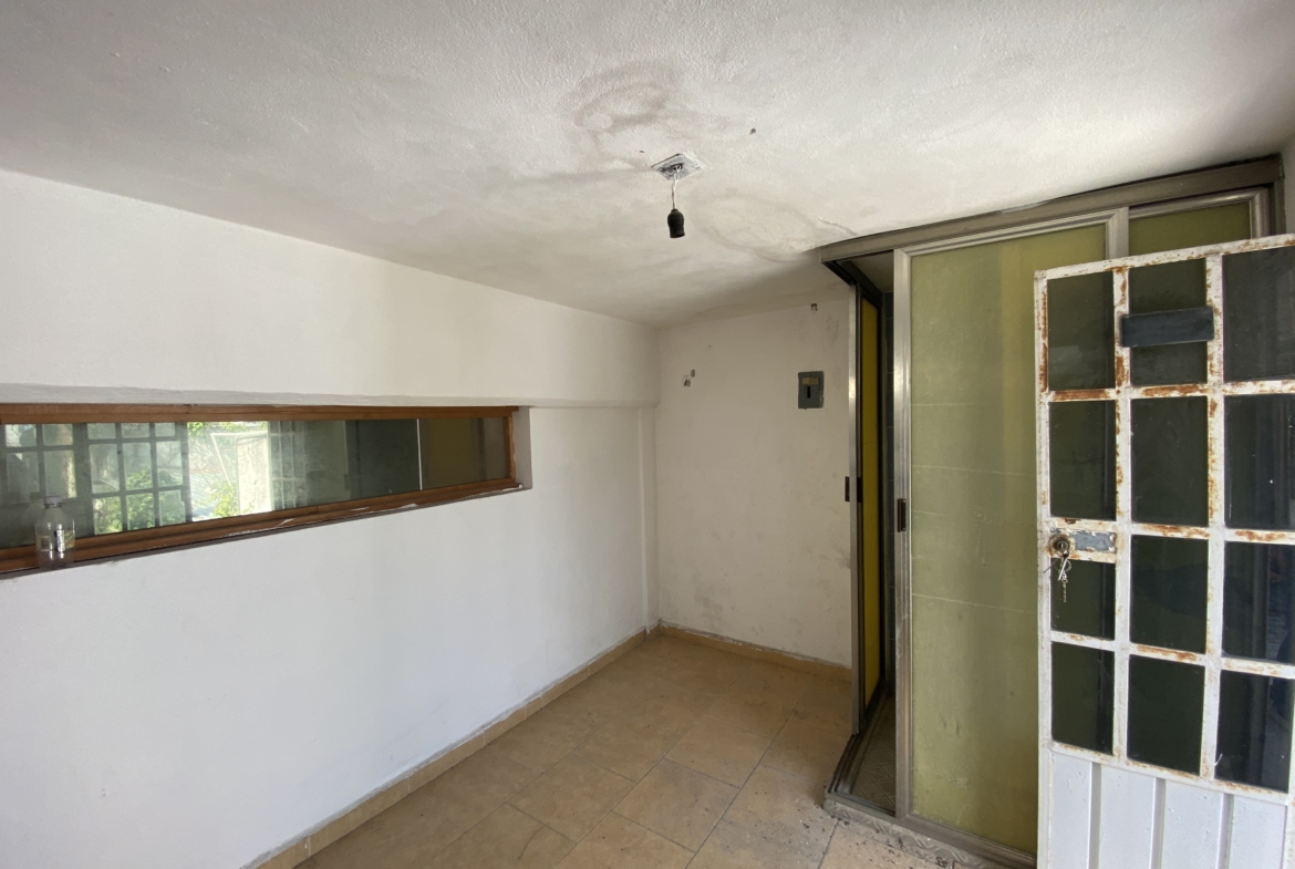 PROPIEDAD COMERCIAL EN VENTA EN CANCÚN. INTERIOR OFICINA CON BAÑO