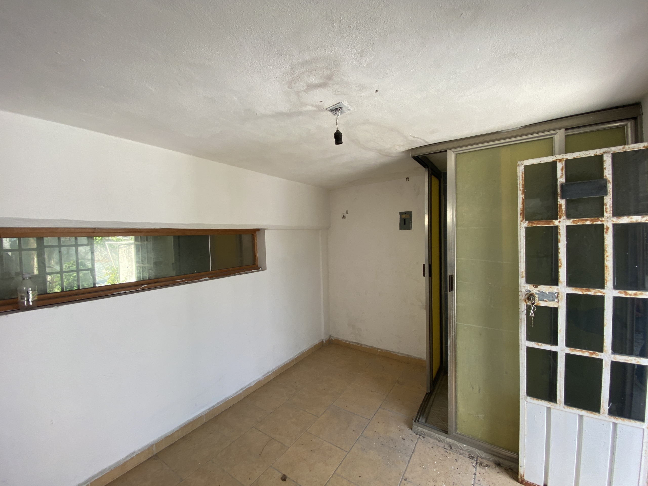 PROPIEDAD COMERCIAL EN VENTA EN CANCÚN. INTERIOR OFICINA CON BAÑO