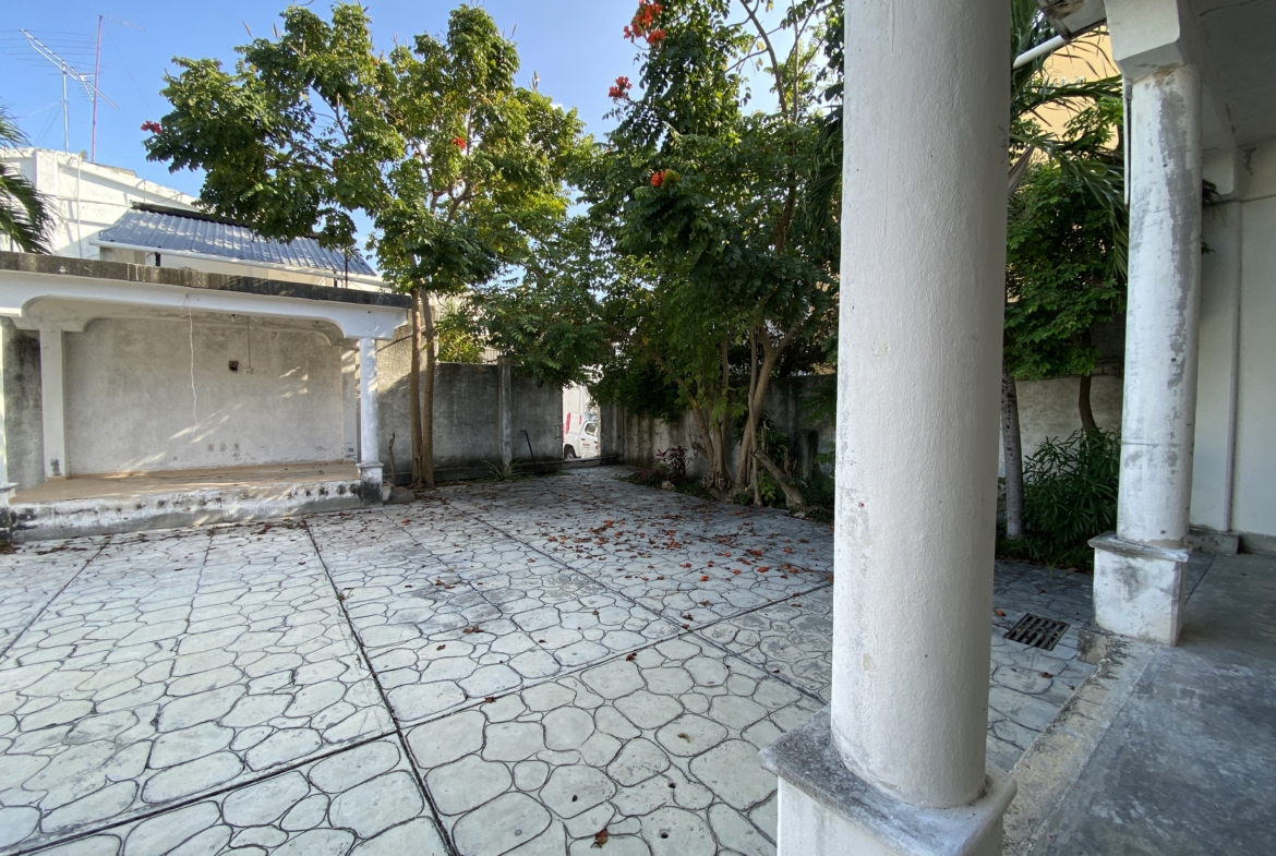 PROPIEDAD COMERCIAL EN VENTA EN CANCÚN. VISTA LATERAL